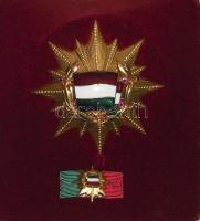 1976. A Magyar Népköztársaság rubinokkal ékesített Zászlórendje, kicsinyített jelvény tombak másával, eredeti adományozói dísztokban! (d=80mm) T:1 csak 120 adományozás!! RR!