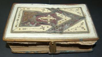 cca 1910 Rossz állapotú imakönyv csont és réz borítással, rézkapoccsal