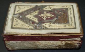 cca 1910 Rossz állapotú imakönyv csont és réz borítással, rézkapoccsal