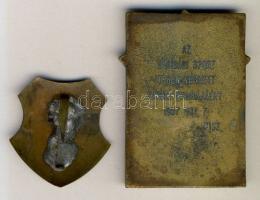 1957. Kisz plakett névre szóló adományozói tokban + Magyar Szabadságharcos Szövetség jelvény T:vegye...