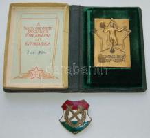 1957. Kisz plakett névre szóló adományozói tokban + Magyar Szabadságharcos Szövetség jelvény T:vegye...
