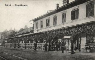 Bátyú railway station