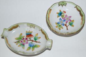 Kézzel festett, Viktória mintás Herendi tálka és hamutál (hamutálon kis lepattanás) / Hand-painted Herend chinaware tray and ashtray (small fault on the ashtray) d: 7 cm, 9 cm