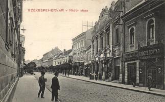 Székesfehérvár Nádor utca Fenyős József üzletével (EB)