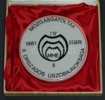 Eger 1981 Mozgásgátoltak II. Országos Úszóbajnoksága Hollóházi porcelán emlékplakett adományozói dísztokban T:1