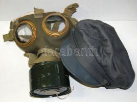 Régi munkásőr sapka és egy gázálarc