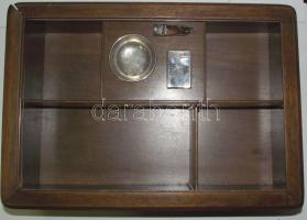 Régi üvegfedeles fa szivardoboz szivarvágóval, hamuzóval, gyufatartóval. Zárható tető kulcs nélkül. Új üveggel, amit be kell tenni a fedélbe.