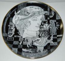 Szász Endre által tervezett Hollóházi jelzett porcelán tál eredeti dobozban /  Faces designed by Endre Szasz Hollohaza chinaware plate in original box 25 cm