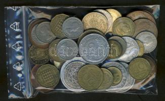 Kis vegyes világpénz tétel, közte Nagy-Britannia, Franciaország, Spanyolország pénzei, jobbakkal T:vegyes