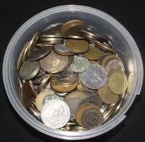 Vegyes külföldi tétel 1,3kg-os súlyban, ezüstökkel és szép darabokkal, ókoriak is közte! T:vegyes