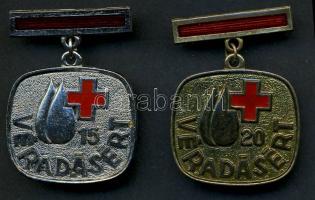 1980. 15. és 20. véradás után járó "Kiváló véradó" kitüntetés ezüst és arany fokozata eredeti dísztokban, adományozói okirattal. T:1