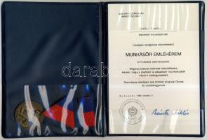 1989. "Munkásőr emlékérem" kitüntetés mellszalaggal, szalagsávval, adományozói okirattal T:2+