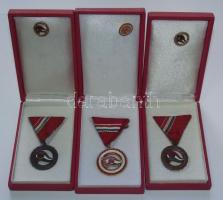 cca 1980. 2db "Előre" Kiváló Úttörővezető kitüntetés miniatűrrel eredeti dísztokban + &quo...