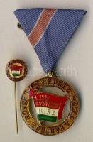 cca 1980. "Hűség a néphez - Hűség a párthoz" 1919-1957 KISZ kitüntetés miniatűrrel eredeti dísztokban T:1