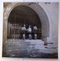 1936 Truskovszky Dezső: Kíváncsiság. A soproni jubiláris művészi fényképkiállítás anyagából, a kiállítás címkéjével 23x23 cm