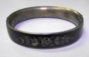 Szép antik ezüst (Ag) karkötő zománcozott külsővel és kövekkel (egy kő hiányzik, zománc néhol lekopott) összesen 21,9g