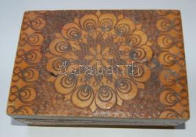 kb. 100 db régi családi fotó faragott fa ládikóban