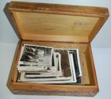 kb. 100 db régi családi fotó faragott fa ládikóban
