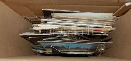 Több mint 300 modern képeslap az egész világból sok tengerentúlival, kevés magyarral és pár üdvözlővel