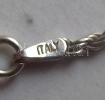 Ezüst (Ag) nyaklánc pezsgő színű cirkóniákkal díszített ezüst kereszt alakú medállal 10,51 gr