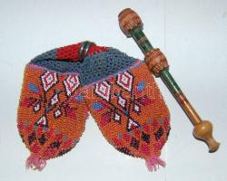 Dekoratív gyöngyből szőtt dohányzacskó + fa faragott szipka