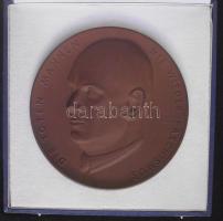 NDK cca 1970 "Ernst Thälmann" extrém nagyalakú Meisseni porcelán emlékplakett (d=15cm) díszdobozban T:2+ / GDR cca1970 "Ernst Thälmann" extreme big Meissen porcelain plaquette