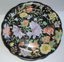 Háború előtti kézzel festett, aranyozott Zsolnay dísztányér, 2 db elölről nem látható lepattanással / Hand painted vintage Zsolnay chinaware plate with two minor faults (only visible from back) d: 30 cm