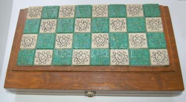 XX. század Mexikói sakk-készlet, aranyozott öntött kő alapanyagú figurákkal, a tábla kőberakásos 39x39 cm