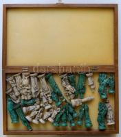 XX. század Mexikói sakk-készlet, aranyozott öntött kő alapanyagú figurákkal, a tábla kőberakásos 39x...