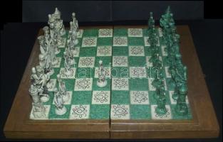 XX. század Mexikói sakk-készlet, aranyozott öntött kő alapanyagú figurákkal, a tábla kőberakásos 39x...