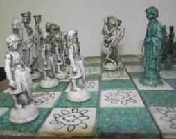 XX. század Mexikói sakk-készlet, aranyozott öntött kő alapanyagú figurákkal, a tábla kőberakásos 39x...
