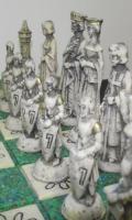 XX. század Mexikói sakk-készlet, aranyozott öntött kő alapanyagú figurákkal, a tábla kőberakásos 39x...