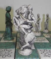 XX. század Mexikói sakk-készlet, aranyozott öntött kő alapanyagú figurákkal, a tábla kőberakásos 39x...