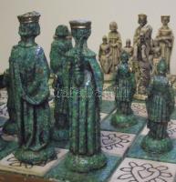 XX. század Mexikói sakk-készlet, aranyozott öntött kő alapanyagú figurákkal, a tábla kőberakásos 39x...