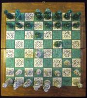 XX. század Mexikói sakk-készlet, aranyozott öntött kő alapanyagú figurákkal, a tábla kőberakásos 39x...