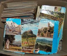 Egy hatalmas doboz tele modern városképes lapokkal (kb. 500 db), leporellókkal, szerte az egész világból