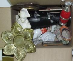 Vegyes bolhapiac tétel: porcelán váza, kis kancsó, tál, fali díszplakett, szájharmónika, egyszálas váza, kis gipsz mellszobor, fém tábla, stb.