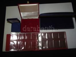 Kis gyűrűs éremtartó album, 4db lappal, összesen 32db érme tárolására alkalmas új állapotban, plusz 3 különböző díszdoboz, eltérő méretű érmek tárolására, új állapotban