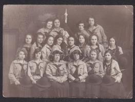 cca 1920 Magyar lány cserkészcsapat csapatzászlóval fotó / Hungarian girl-scouts with group-flag 6x11 cm