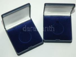 15db kisméretű díszdoboz,kétféle érem tárolására alkalmas 27,5mm és 44mm újszerű állapotban