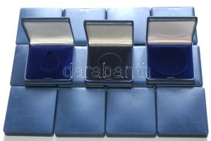 15db kisméretű díszdoboz,kétféle érem tárolására alkalmas 27,5mm és 44mm újszerű állapotban
