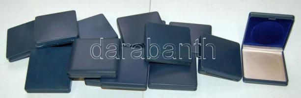 15db kisméretű díszdoboz,kétféle érem tárolására alkalmas 27,5mm és 44mm újszerű állapotban