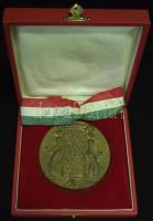 1975. "Kiváló Társadalmi Munkáért / Fót Nagyközség Tanácsa" feliratú Br emlékére eredeti adományozói dobozban. Szign.: LE (d:103mm) T:1-