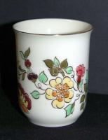 Kézzel festett virágokkal díszített Zsolnay porcelán pohárka / Handpainted Zsolnay chinaware glass 6,5cm