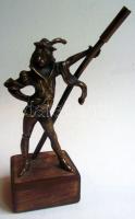 Kurucot ábrázoló kis réz szobor fa talapzaton 14cm magas
