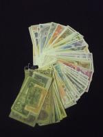 300db-ból álló vegyes bankjegy tétel:közte magyar korona, pengő, forint + külföldi régi és új papírp...