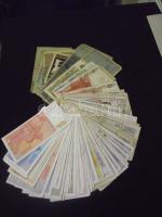 300db-ból álló vegyes bankjegy tétel:közte magyar korona, pengő, forint + külföldi régi és új papírp...