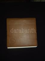 "Dresdener Münz Album" gyűrűs éremtartó album 7 oldal, elválasztólapokkal, összesen 108db érem tárolására alkalmas.Használt, de jó állapotban