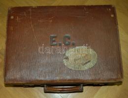 Névre szóló "E.C." (Ehrenfeld Cecília) monogramos régi bőr neszeszeres koffer kopottas állapotban, benne klf méretű és alakú üvegcsékkel, manikűrkészlettel, étkészlettel, fűszertartóval illetve egyéb használati tárgyakkal. Érdekes és szemrevaló darab!