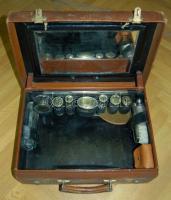 Névre szóló "E.C." (Ehrenfeld Cecília) monogramos régi bőr neszeszeres koffer kopottas áll...